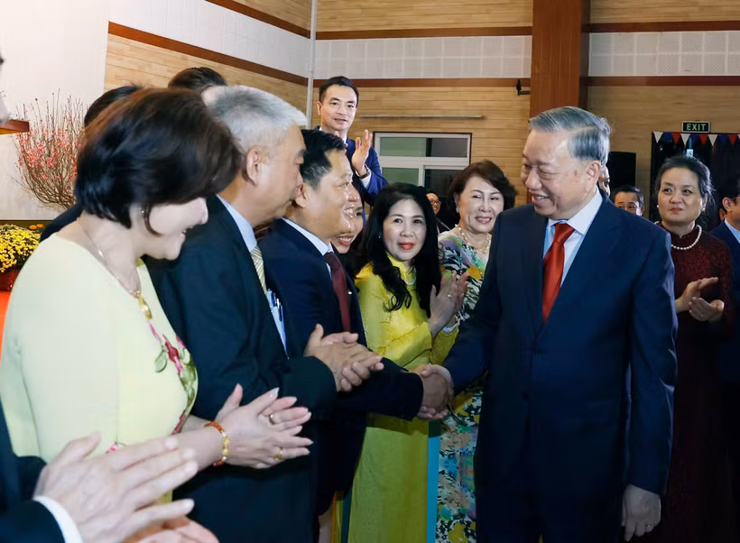 Le secrétaire général du Parti To Lam à la rencontre avec la communauté vietnamienne au Cambodge. Photo: VNA