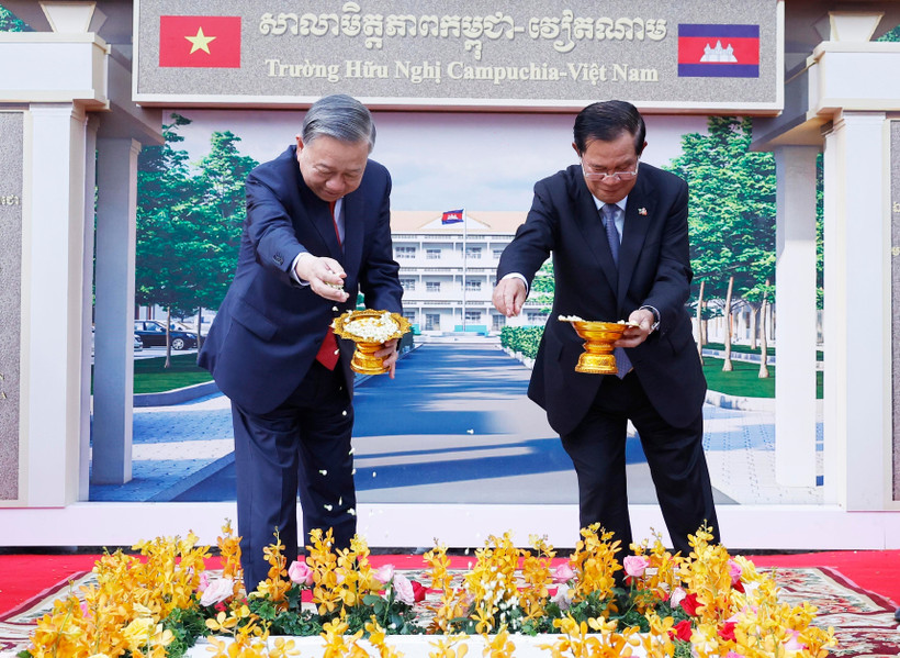 Le secrétaire général du PCV, To Lam (gauche), et le président du Sénat cambodgien, Hun Sen à la cérémonie de pose de la première pierre de l'École d'amitié Cambodge-Vietnam. Photo: VNA