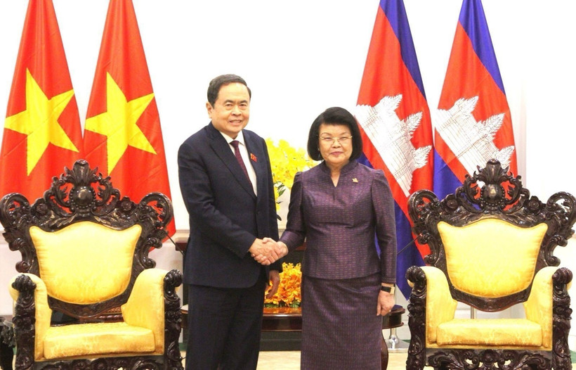 Le président de l'Assemblée nationale vietnamienne, Tran Thanh Manh et son homologue camdbodgienne Khuon Sudary. Photo: VNA