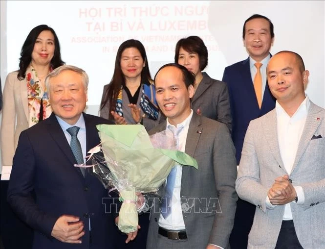 Le vice-Premier ministre permanent, Nguyen Hoa Binh (gauche) et le président de la ViLaB, Phung Quoc Tri, à la cérémonie marquant la fondation de l'association. Photo: VNA