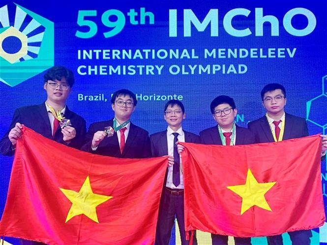 Les quatre lycéens vietnamiens participant aux 59e Olympiades internationales de chimie Mendeleïev, au Brésil. Photo: VNA