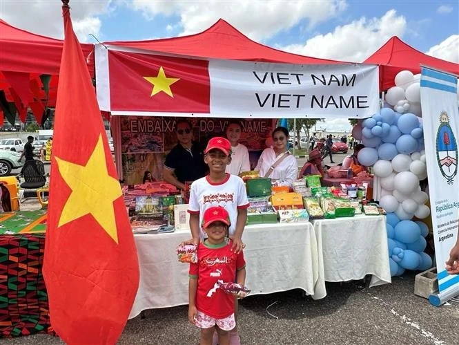 Un stand du Vietnam à l'évènement « Petro Sem Fronteiras » 2025 en Angola. Photo: VNA