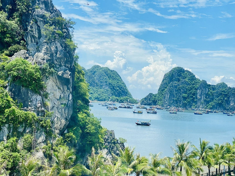 Loin de la course effrénée aux "check-ins" d'autrefois, les voyageurs recherchent désormais des expériences plus profondes, en lien avec la nature, la culture et le bien-être. Photo: VNA