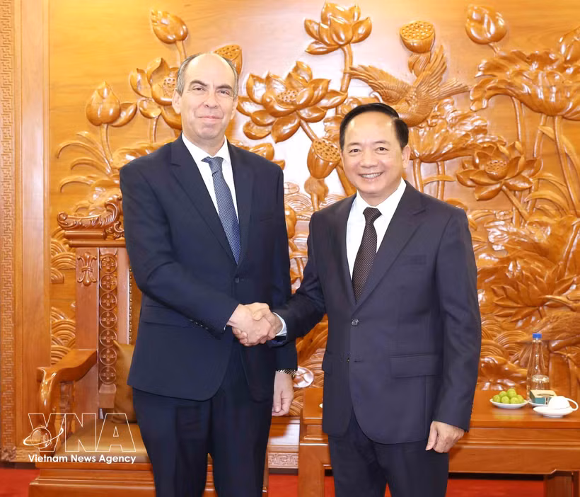 Trinh Van Quyet (droite), membre du Bureau politique, secrétaire du Comité central et chef de la Commission de la sensibilisation, de l’éducation et de la mobilisation des masses du PCV reçoit 'ambassadeur de Cuba au Vietnam, Rogelio Polanco Fuentes. Photo: VNA