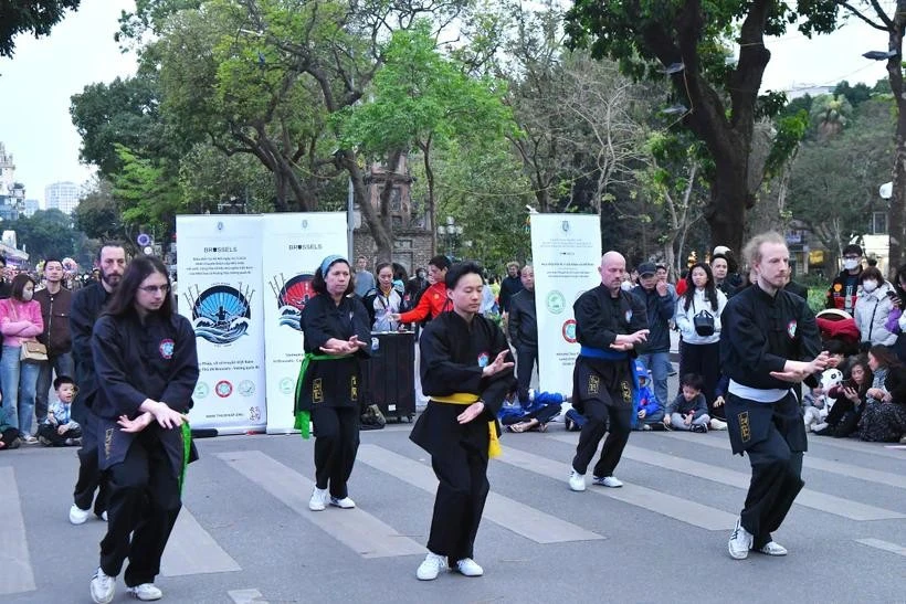 Des praticiens de Thuy Phap se produisent dans l'espace piétonnier au tour du lac Hoàn Kiêm (Epée restituée) au cœur de Hanoï. Photo: Vietnam+