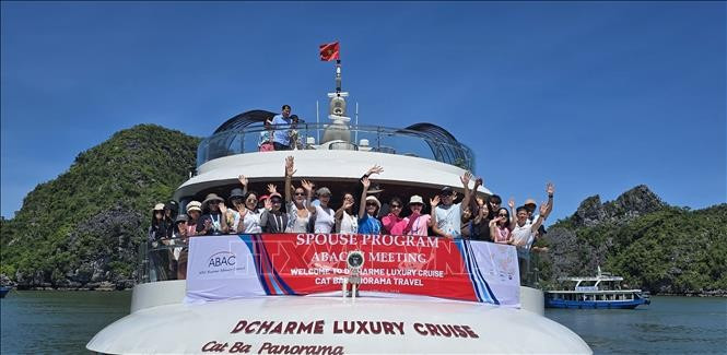 Les conjoints des délégués de l'ABAC III visitent la baie de Lan Ha. Photo: VNA