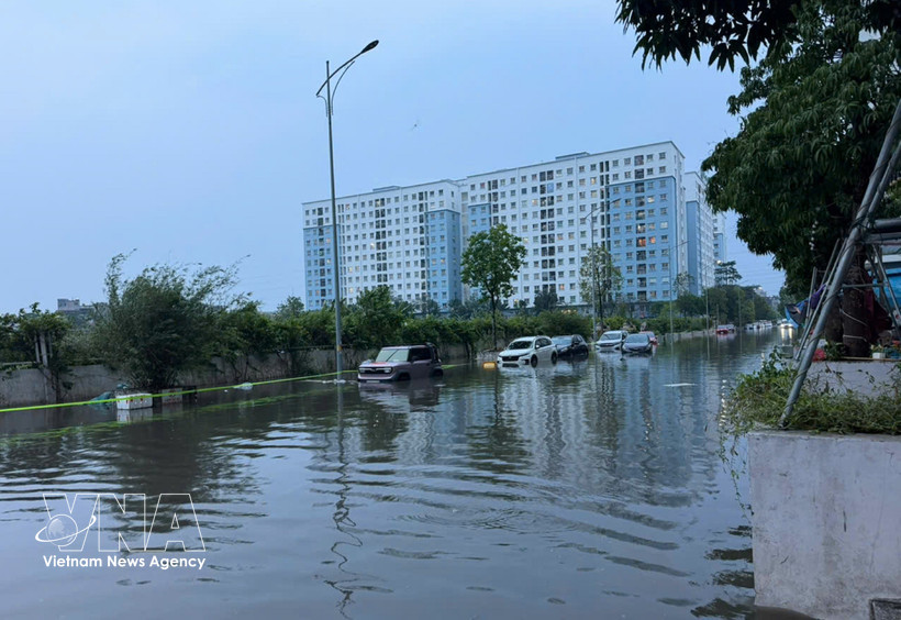 Les pluies torrentielles qui se sont abattues de la nuit du 29 mars au petit matin du 30 mars ont provoqué des inondations dans quelques rues d'Hanoï. Photo: VNA