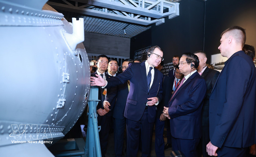 Le Premier ministre Pham Minh Chinh visite le Musée « Atom » à Moscou. Photo: VNA