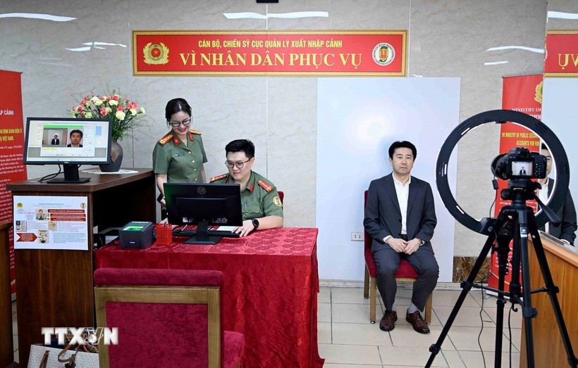La police de la province centrale de Khanh Hoa met en œuvre une campagne de 50 jours visant à délivrer des comptes d'identité numérique de niveau 2 aux étrangers résidant et travaillant dans la localité. Photo: VNA