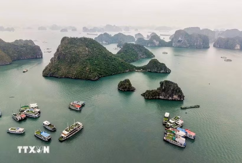 La baie d'Ha Long ne figure pas sur la liste des 56 sites du patrimoine mondial en péril. Photo: VNA