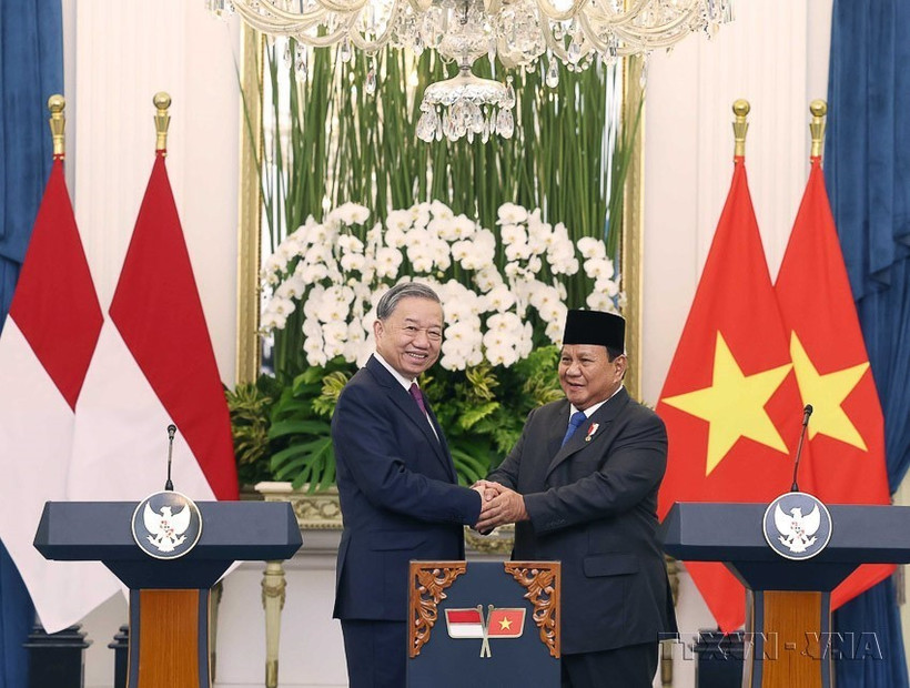 Le secrétaire général du Parti communiste du Vietnam, To Lam (gauche) et le président indonésien, Prabowo Subianto, également président du Parti du Mouvement de la Grande Indonésie (Gerindra), ont annoncé l'établissement du partenariat stratégique global Vietnam-Indonésie, le 10 mars 2025 à Jakarta. Photo : VNA.