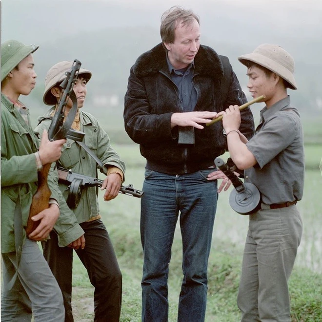 Le photographe allemand Thomas Billhardt (centre) et des soldats vietnamiens. Photo: Thomas Billhardt 