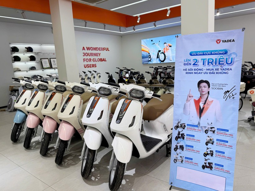 Alors que le marché vietnamien des véhicules électriques connaît un essor fulgurant et devient un « terrain de jeu » pour tous. Les entreprises nationales et internationales accélèrent pour s’emparer d’une part du marché. Photo: VNA