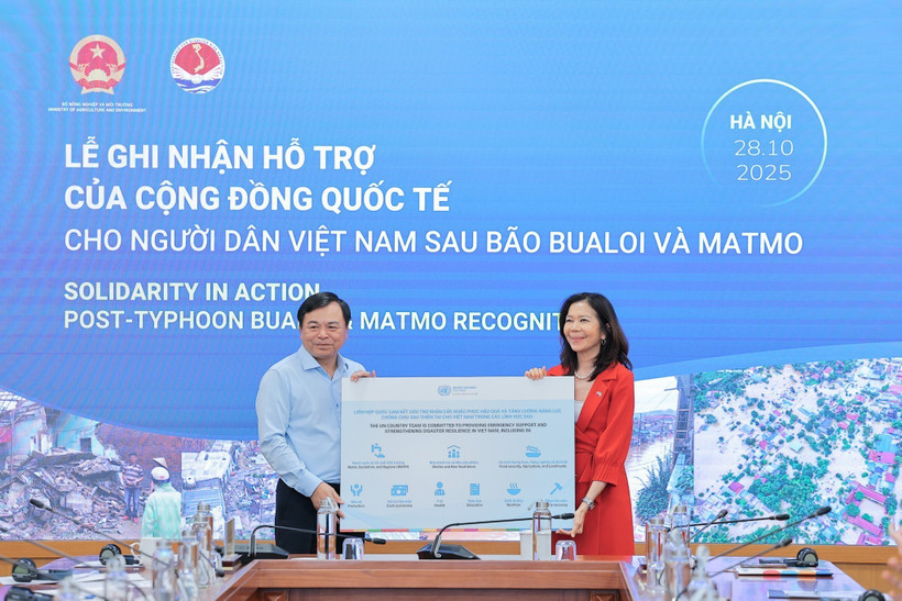 Le vice-ministre de l'Agriculture et e l'Environnement Nguyên Hoàng Hiêp et Pauline Tamesis, coordonnatrice résidente des Nations Unies au Vietnam. Photo: VNA
