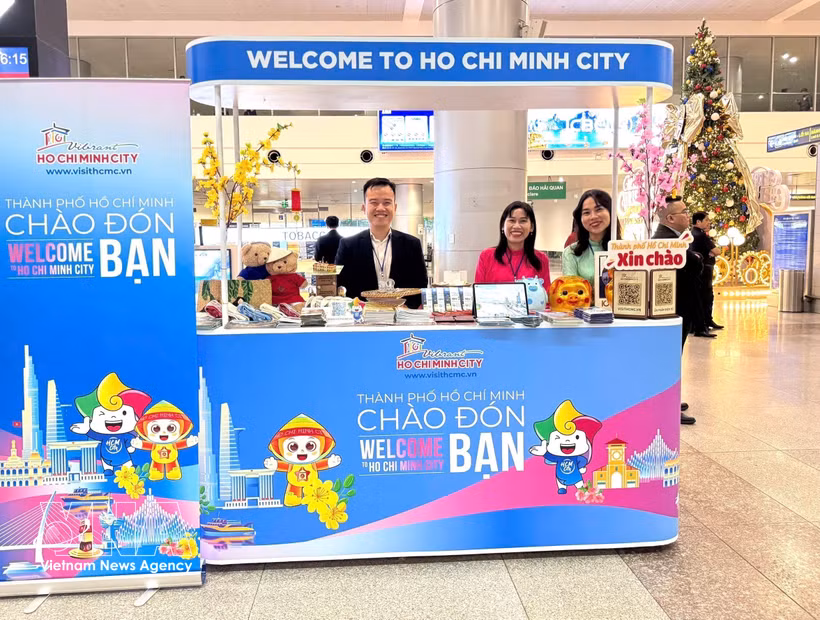 Un stand de promotion touristique à l'aéroport international de Tan Son Nhat, à Hô Chi Minh-Ville. Photo : VNA.