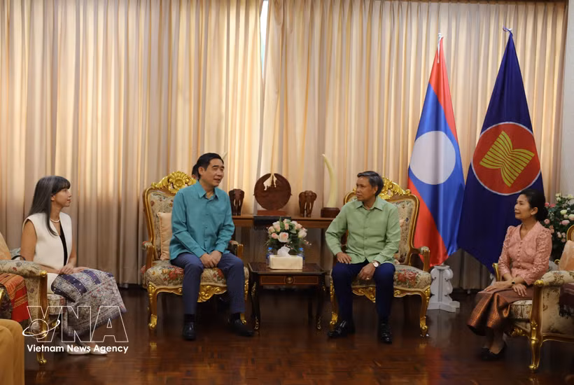 L’ambassadeur Pham Viet Hung (gauche) et son homologue lao, Sisavath Inphachanh. Photo: VNA