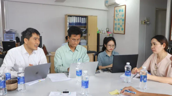 Séance de travail avec le Comité de gestion du port de pêche de Cat Lo. Photo: sggp.org.vn