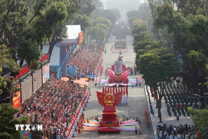Défilé à Ho Chi Minh-Ville en l'honneur du 50e anniversaire de la Libération du Sud et de la Réunification nationale. Photo: VNA