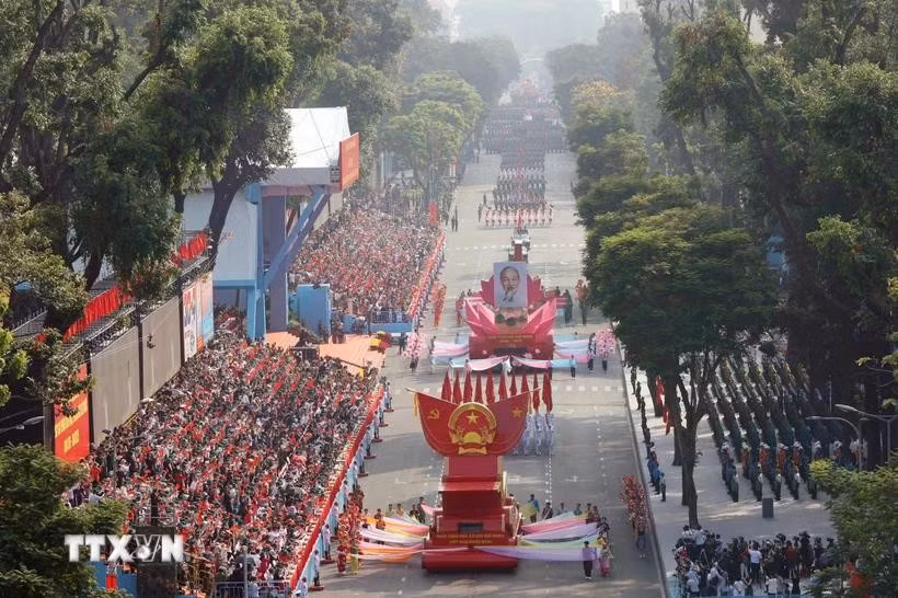 Défilé à Ho Chi Minh-Ville en l'honneur du 50e anniversaire de la Libération du Sud et de la Réunification nationale. Photo: VNA