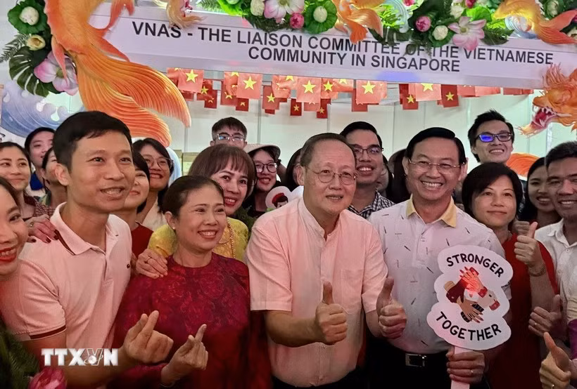 Le ministre singapourien de la Main-d'œuvre, Tan See Leng (centre) visite le stand de la VNAS. Photo: VNA