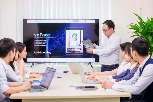 Le ministère de l'Intérieur prévoit de réduire le délai de délivrance des permis de travail aux étrangers au Vietnam de 36 à 10 jours. Photo: Vietnam+