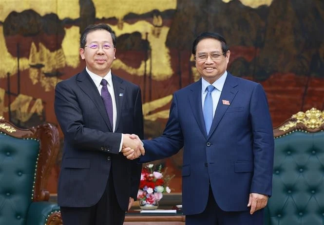 Le Premier ministre Pham Minh Chinh (droite) reçoit Peng Gangbing, président du Conseil d’administration de China Huadian Corporation Ltd. Photo: VNA