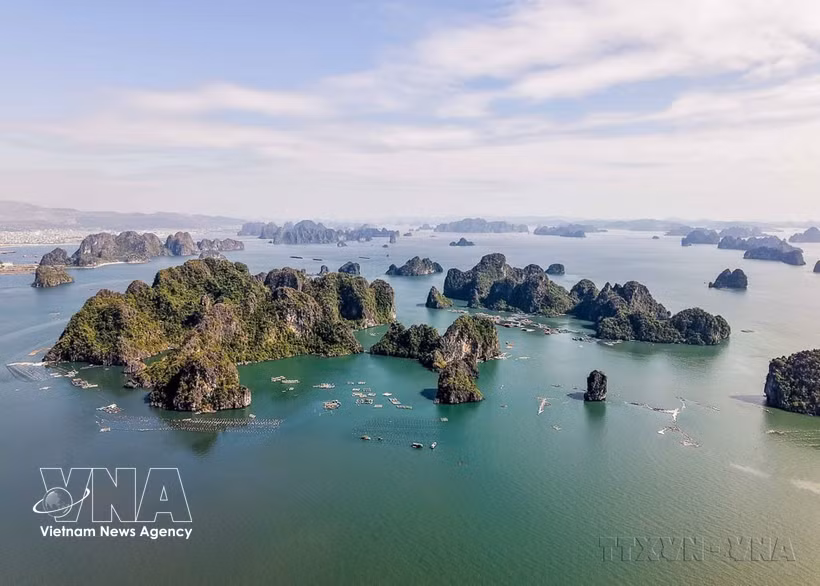 Avec sa beauté unique et incomparable, la baie de Ha Long a été inscrite deux fois au patrimoine mondial de l'UNESCO. Photo : VNA