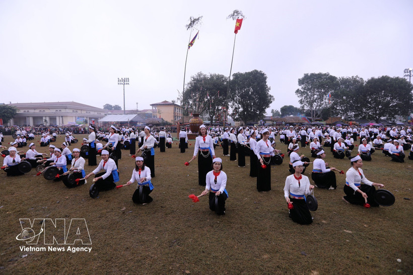 Spectacle de gongs de l'ethnie Muong de la province de Phu Tho. Photo: VNA