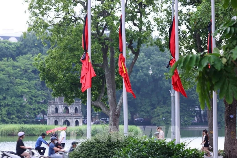 La mise en berne des drapeaux et la suspension de toutes les activités de divertissement public pendant deux jours de deuil national en hommage à l’ancien président Tran Duc Luong. Photo: VNA