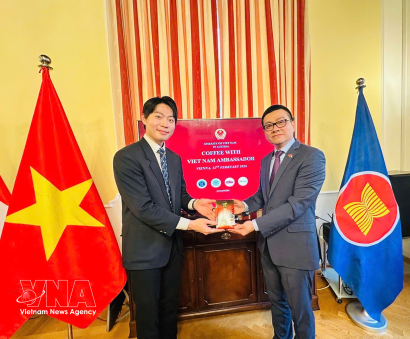 L’ambassadeur du Vietnam en Autriche, Vu Le Thai Hoang (droite) et le représentant du programme de master international de l’Académie diplomatique de Vienne. Photo: VNA