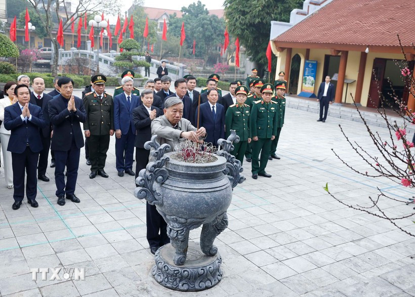 Le secrétaire général du Parti, To Lam, offre de l'encens en mémoire du feu leader du Parti Nguyen Van Linh. Photo: VNA