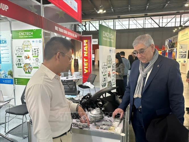 Le secrétaire général de la Chambre de commerce Italie–Vietnam, Walter Cavrenghi, visite le pavillon vietnamien. Photo: VNA