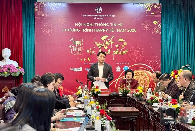 Le directeur adjoint du Département municipal du Tourismem Nguyen Tran Quang s'exprime à la conférence de presse sur le programme Happy Têt 2026. Photo: thanglong.chinhphu.vn