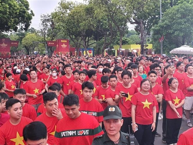 Plus d’un million de personnes à travers le pays ont participé le 16 août au matin à une marche pour un Vietnam uni, fort et durable dans la nouvelle ère. Photo: VNA