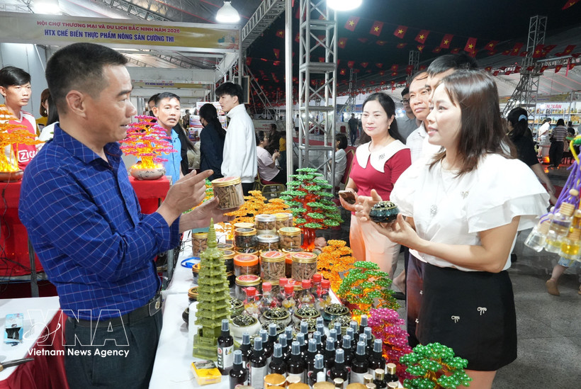 Des visiteurs à la Foire commerciale et touristique de Bac Ninh 2026. Photo: VNA