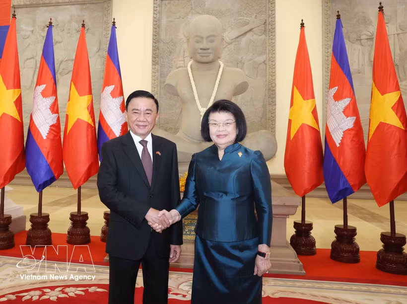 Tran Cam Tu, membre du Bureau politique et membre permanent du Secrétariat du Comité central du Parti communiste du Vietnam (PCV), rencontre la présidente de l’Assemblée nationale cambodgienne, Samdech Khuon Sudary. Photo: VNA