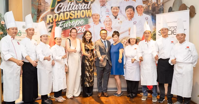 L’ambassadeur du Vietnam en Autriche, Vu Le Thai Hoang, et Gertrud Tauchhammer, rédactrice en chef du magazine SOCIETY, en compagnie d’artisans culinaires vietnamiens lors du Pho Cultural Road Show Europe 2026. Photo : SOCIETY