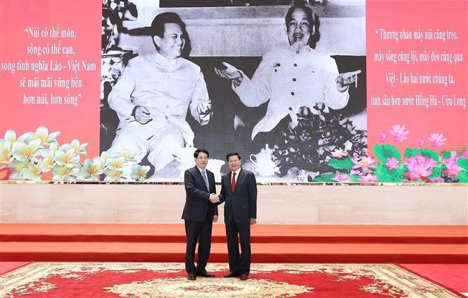 Le président vietnamien Luong Cuong (gauche) et le secrétaire général du Parti populaire révolutionnaire du Laos et président lao, Thongloun Sisoulith assistent à l’échange d’amitié Vietnam-Laos. Photo: VNA