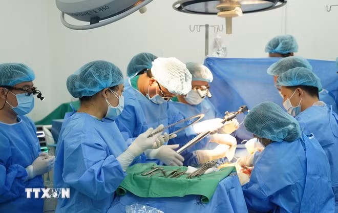 Des médecins de l'Hôpital Cho Ray effectuent une opération. Photo: VNA