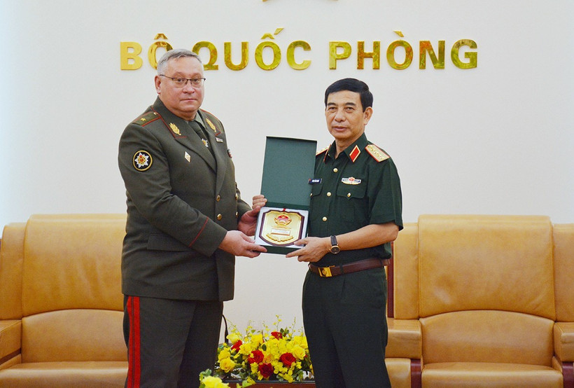 Le général Phan Van Giang, vice-secrétaire de la Commission militaire centrale et ministre de la Défense, reçoitnle général de division Pavel Muraveiko, chef d’état-major général des Forces armées et premier vice-ministre de la Défense de la Biélorussie. Photo: VNA