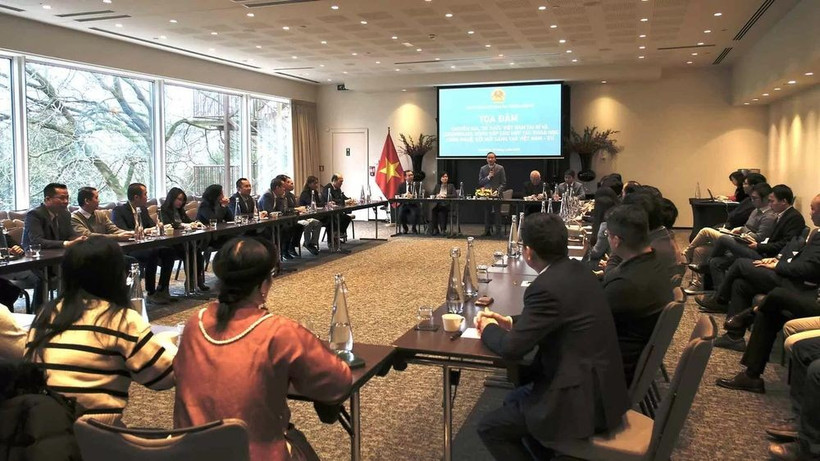 Une centaine d’experts et intellectuels vietnamiens résidant en Belgique et au Luxembourg se sont réunis lors du colloque organisé par l’ambassade du Vietnam. Photo: Ambassade du Vietnam en Belgique et au Luxembourg