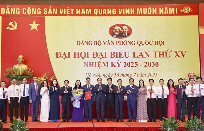 Le président de l'AN Trân Thanh Mân et le Comité exécutif du Comité du Parti du Bureau de la 15e Assemblée nationale, mandat 2025-2030. Photo: VNA congres.jpg