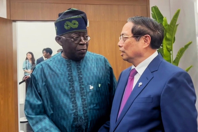 Le Premier ministre Pham Minh Chinh (droite) et le président nigérian Bola Ahmed Tinubu. Photo: VGP nigeria.jpg