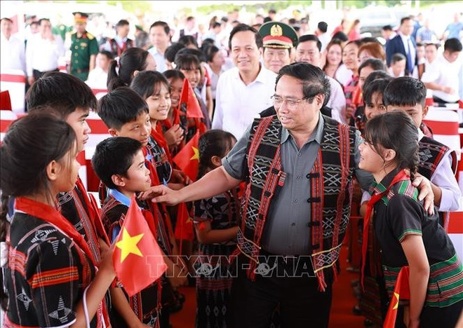 Le Premier ministre Pham Minh Chinh échange avec des élèves. Photo: VNA pm-2.jpg
