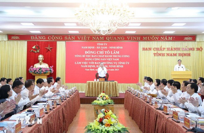 Le secrétaire général Tô Lâm travaille avec les permaneces des Comités provinciaux du Parti des provinces de Nam Dinh, Ha Nam et Ninh Binh en juin 2025. Photo: VNA to-lam.jpg