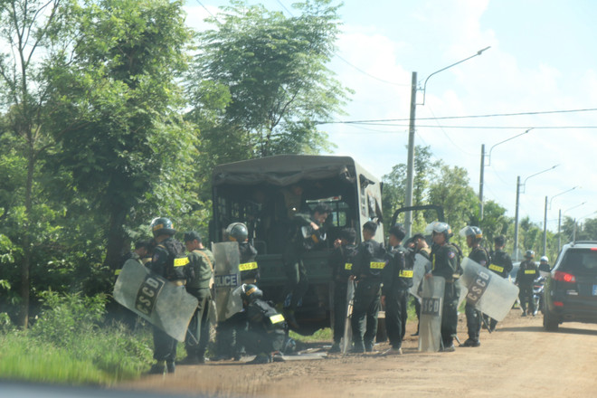 La police mobile, le ministère de la Sécurité publique et la police provinciale de Dak Lak ont déployé des forces pour arrêter les suspects dans l'affaire d'attaque armée à Dak Lak en 2023. Photo: VNA police.jpg