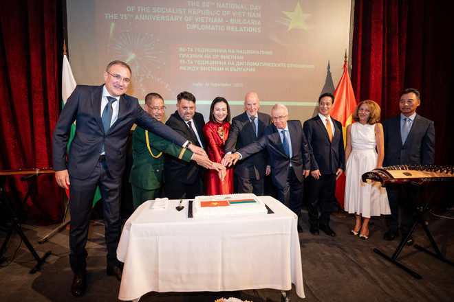 Les invités, aux côtés de l’ambassadrice Nguyên Thi Minh Nguyêt, posent pour une photo souvenir lors de l’événement. Photo: VNA nguyet.jpg