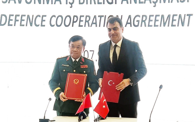 Le général de corps d'armée Hoàng Xuân Chiên et son homologue turc Yunus Emre Heybet signent un accord de coopération entre les deux ministères de la Défense. Photo: VNA accord.jpg