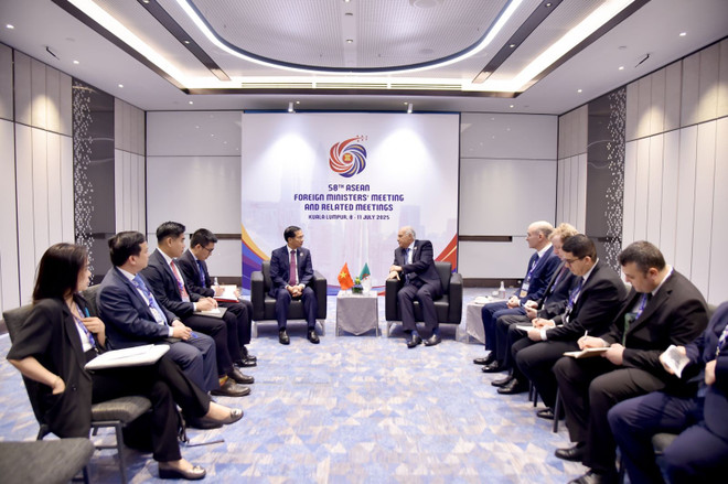 Rencontre entre le vice-Premier ministre, ministre des Affaires étrangères (AE) Bui Thanh Son et le ministre algérien des AE, Ahmed Attaf. Photo: baochinhphu.vn algerie.jpg