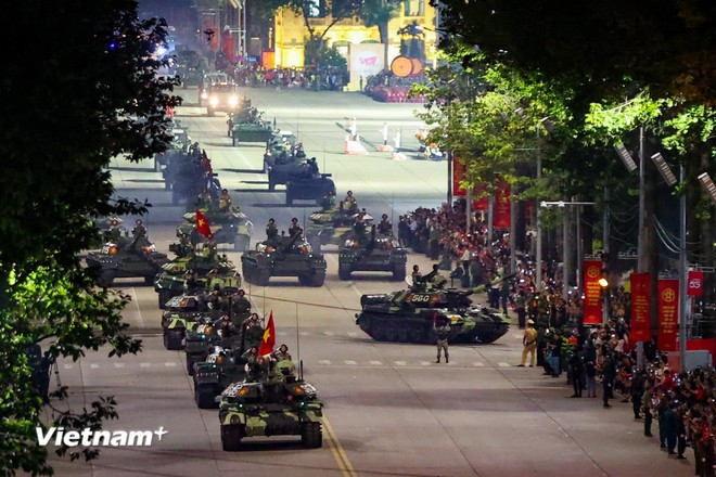 Défilé de véhicules blindés sur la place Ba Dinh. Photo: VietnamPlus chars.jpg